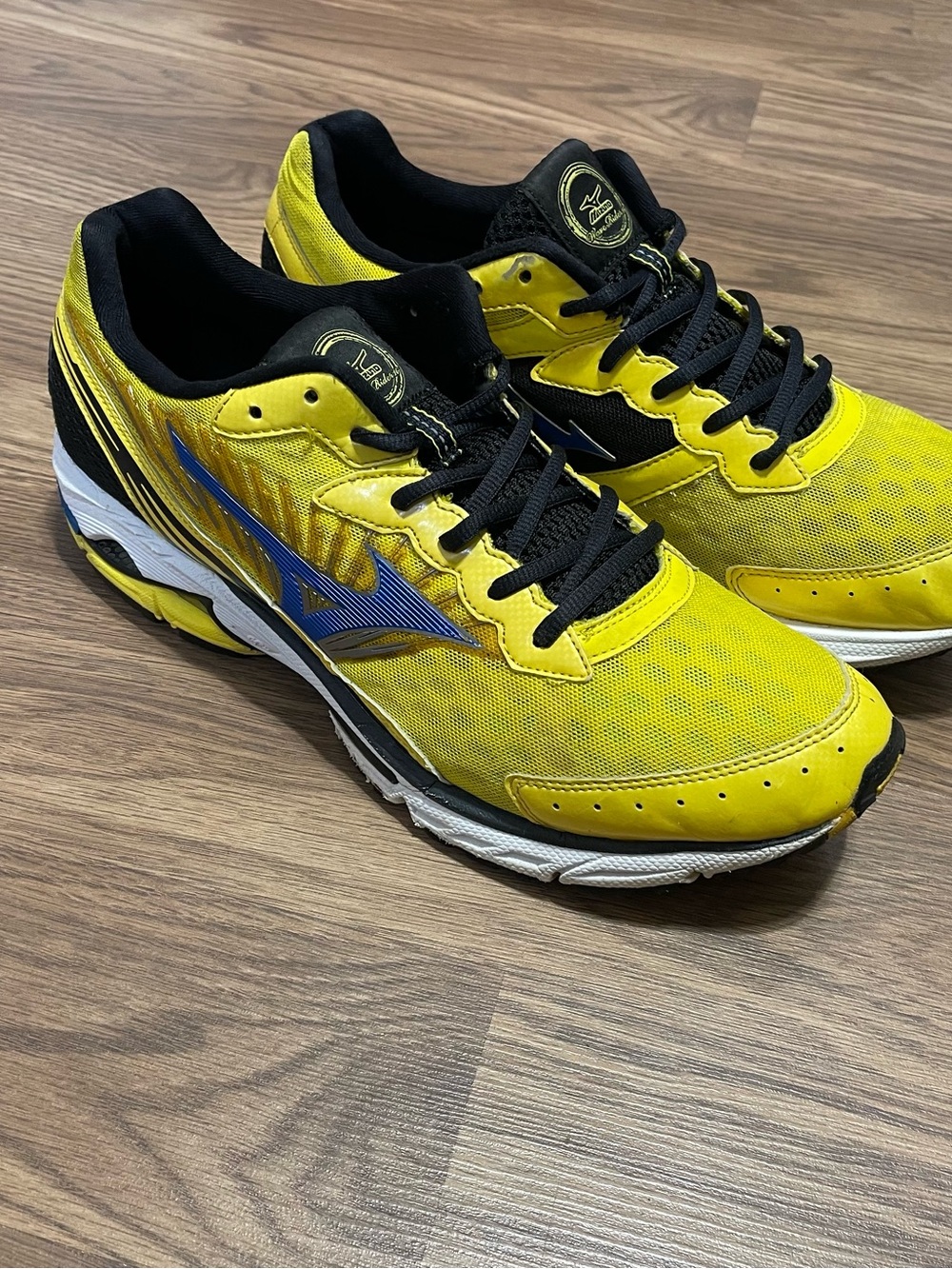 RARE 2013 Mizuno Wave Rider 16 Men’s Running Shoes Size 12 yellow blue